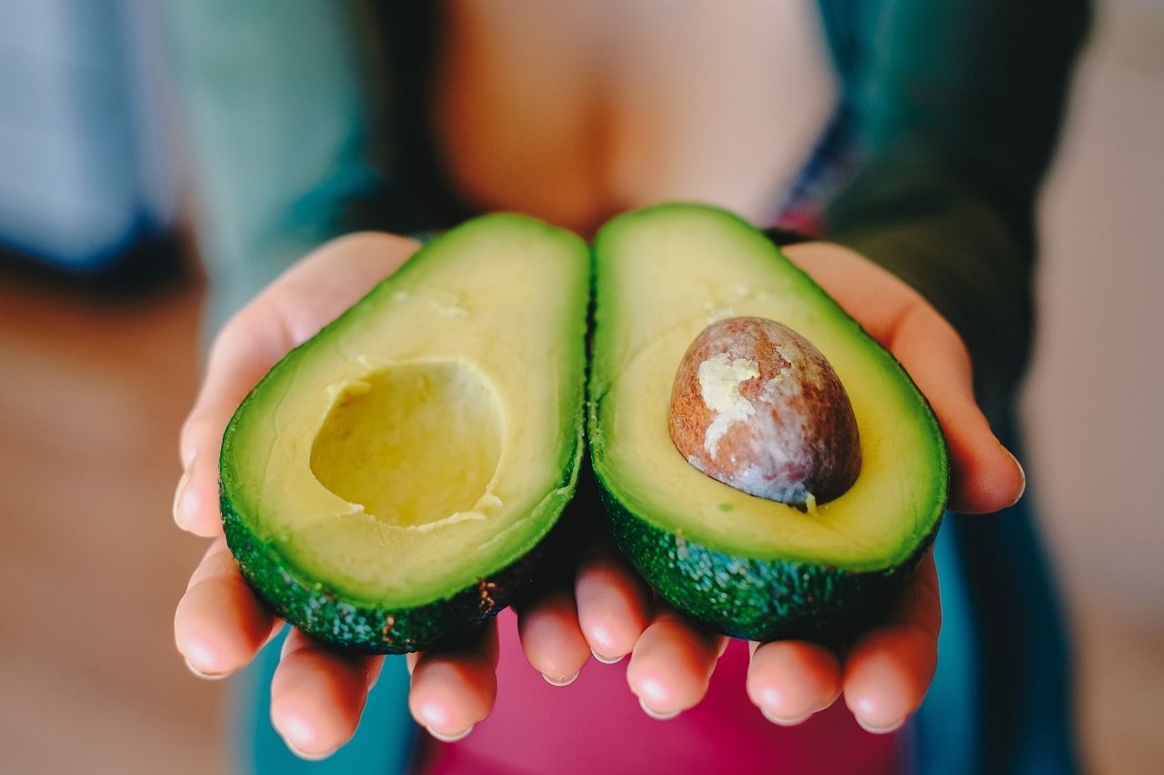 découvrez les bienfaits de l'avocat, un super-aliment riche en nutriments, en graisses saines et en fibres. apprenez des recettes délicieuses et variées pour intégrer cet ingrédient savoureux dans votre alimentation quotidienne.