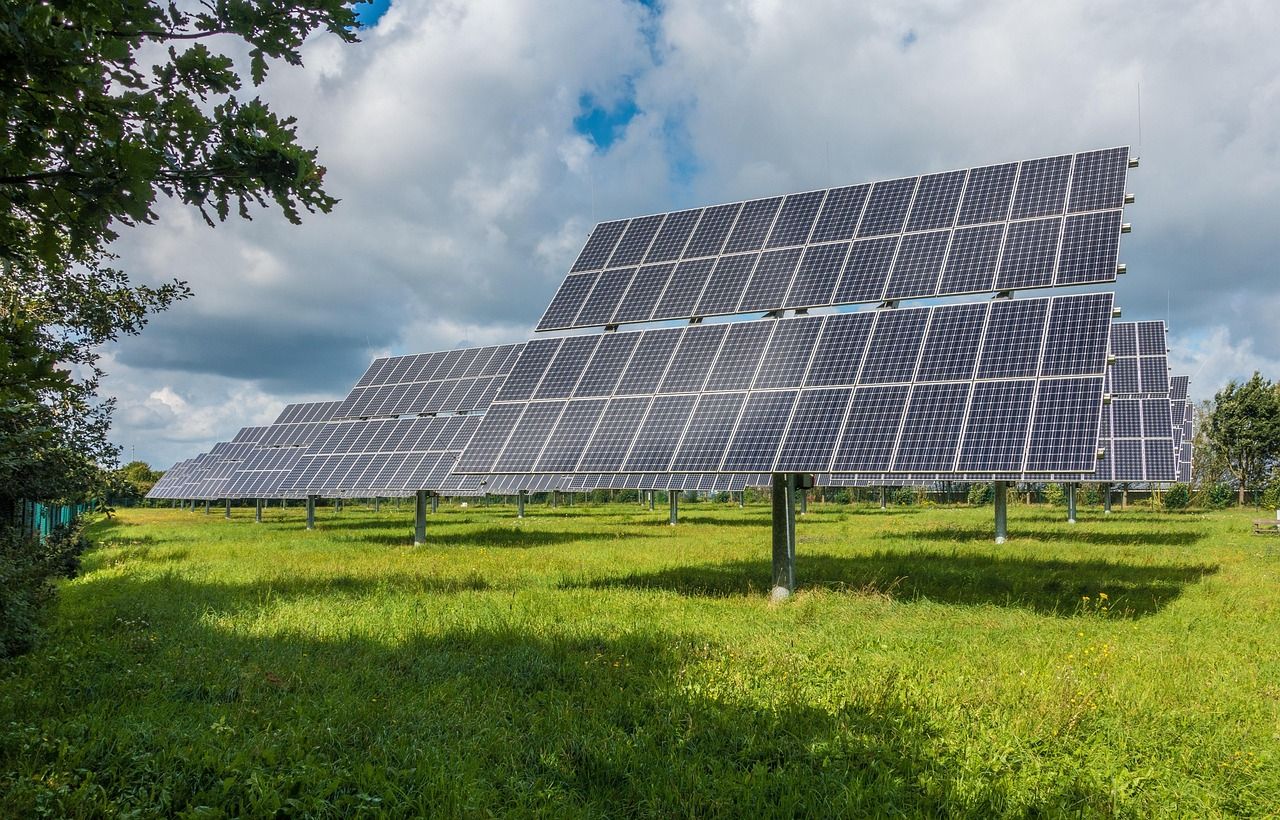 découvrez notre sélection de lampes solaires écologiques, économiques et faciles à installer pour illuminer vos espaces extérieurs toute l'année.