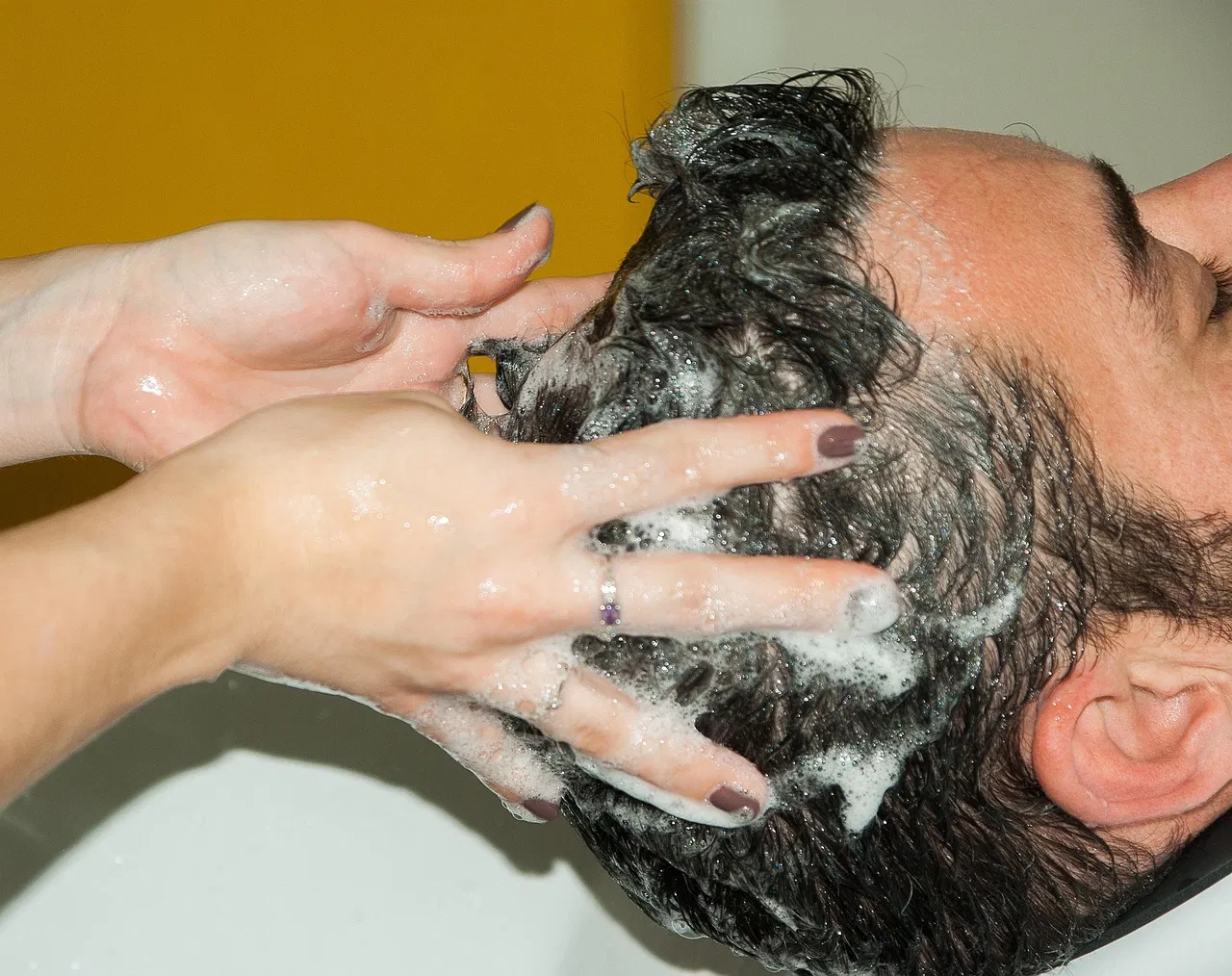Pourquoi choisir un shampoing solide : les avantages incontournables en 2025