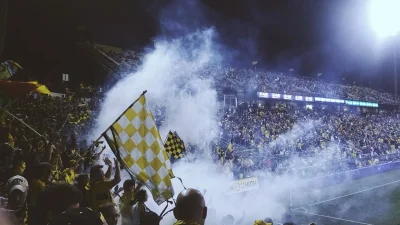 L’écologie à la traîne sur les terrains : quand le football relègue l’environnement au second plan