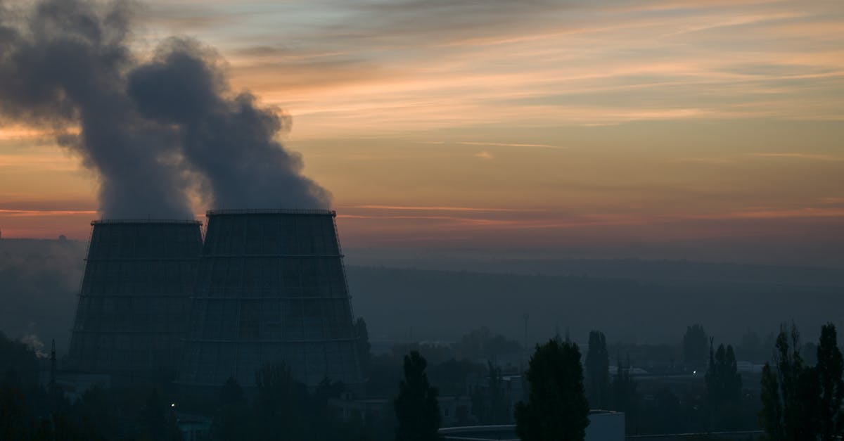 découvrez les zones à faibles émissions, une initiative urbaine visant à réduire la pollution de l'air et à améliorer la qualité de vie en limitant l'accès aux véhicules les plus polluants. informez-vous sur les avantages, les règles et les équipements nécessaires pour circuler dans ces zones, tout en participant à la transition vers des villes plus durables.