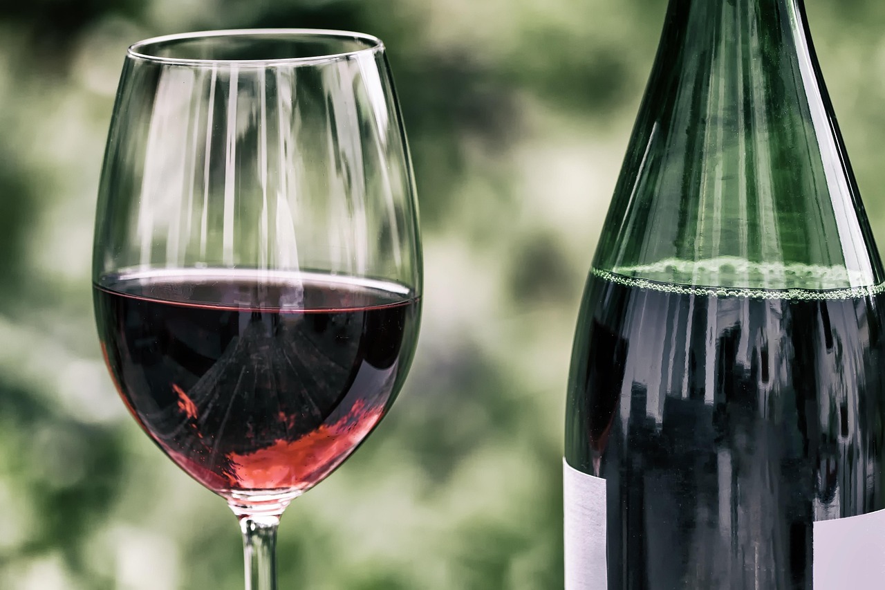 découvrez comment évaluer la valeur de vos bouteilles de vin, que ce soit pour la vente, l’assurance ou le plaisir de la collection. nos conseils d’experts en estimation de vins facilitent la valorisation de votre cave.